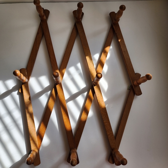 Vintage wooden accordion coat/hat/plants ect - Picture 10 of 14